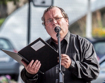 I STORFORM: Jan Køppen Petersen resiterte dikt for publikum på Kaffe- og Thespesialen under Bjørg Vik-dagene 2015. Foto: kai Hansen.