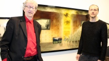 MESTEREN OG KUNSTNEREN: Billedkunstner Svein Tråserud (til høyre) har tolket Hans Herbjørnsruds novelleunivers.